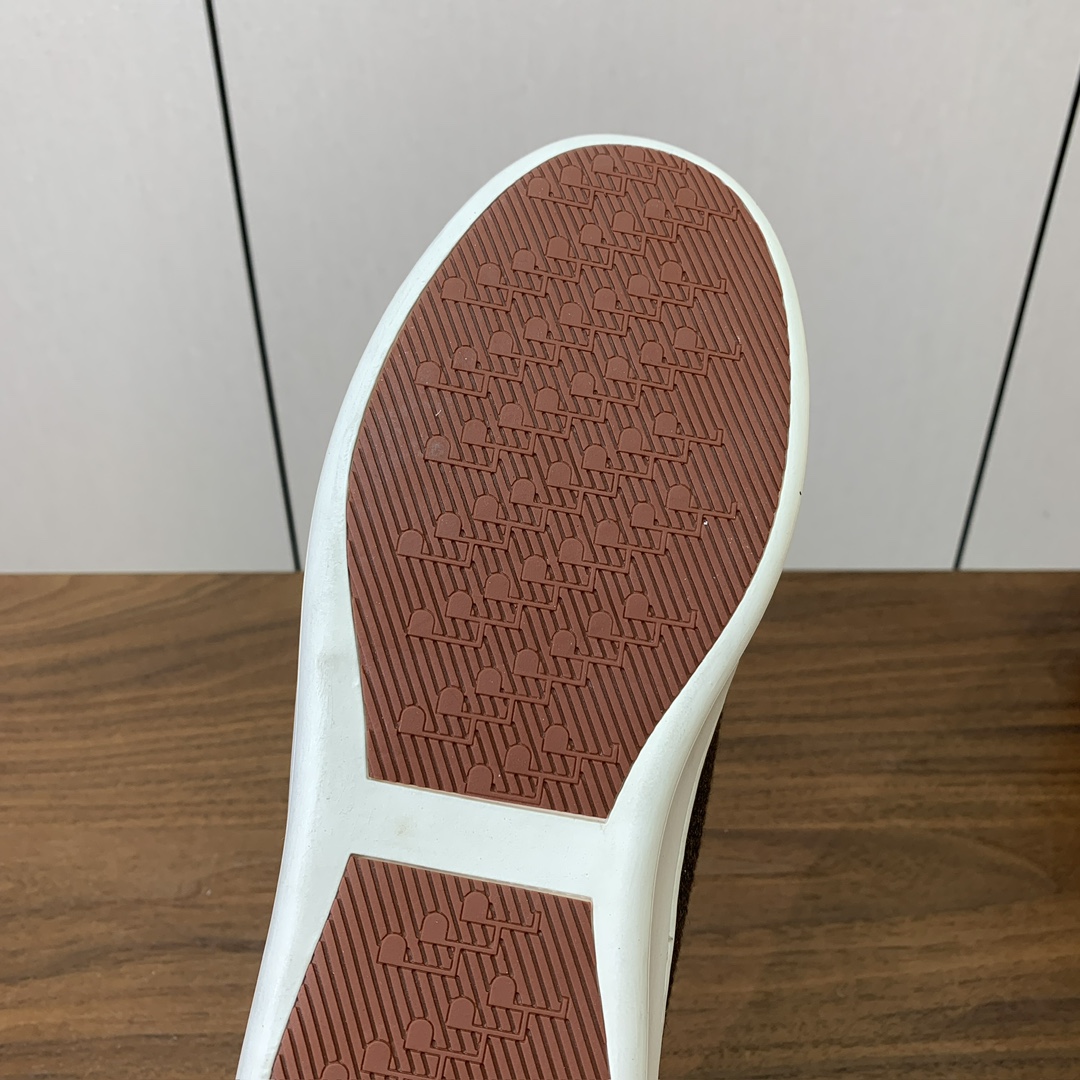 【Loro Piana】男款网面拼接休闲鞋。简约时尚，鞋面采用网面拼接牛反绒。羊皮垫脚。定制橡胶底。码数