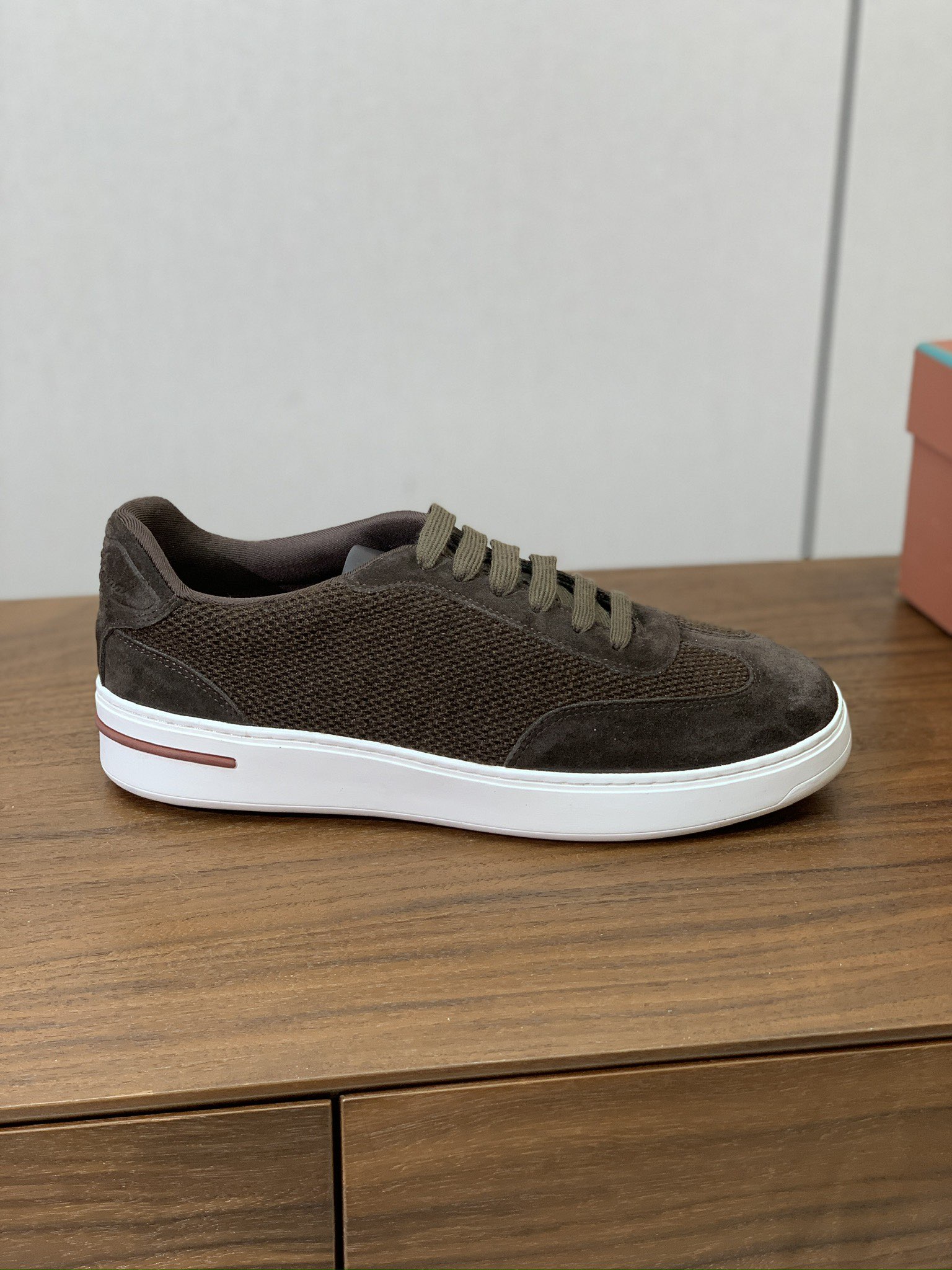 【Loro Piana】男款网面拼接休闲鞋。简约时尚，鞋面采用网面拼接牛反绒。羊皮垫脚。定制橡胶底。码数