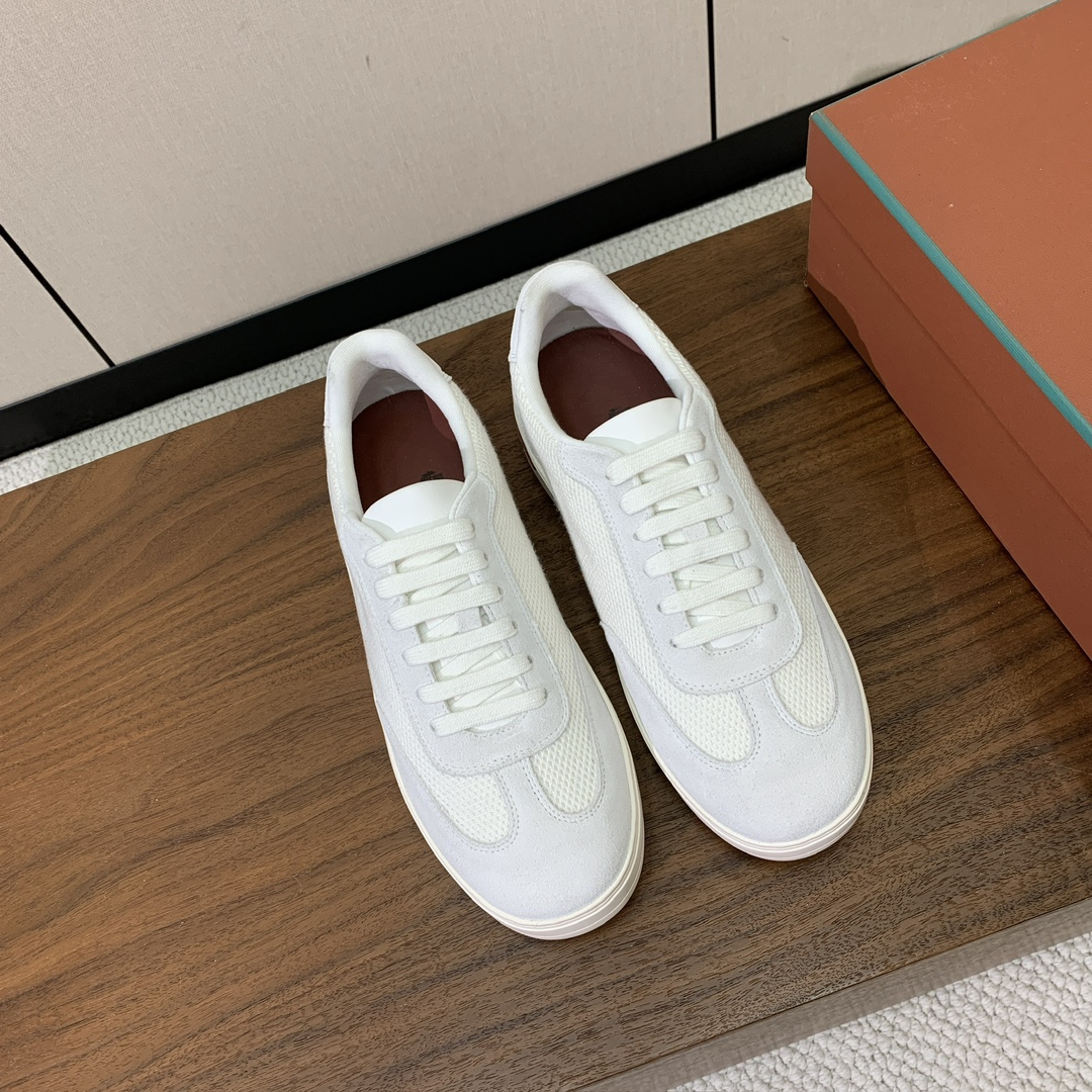 【Loro Piana】男款网面拼接休闲鞋。简约时尚，鞋面采用网面拼接牛反绒。羊皮垫脚。定制橡胶底。码数