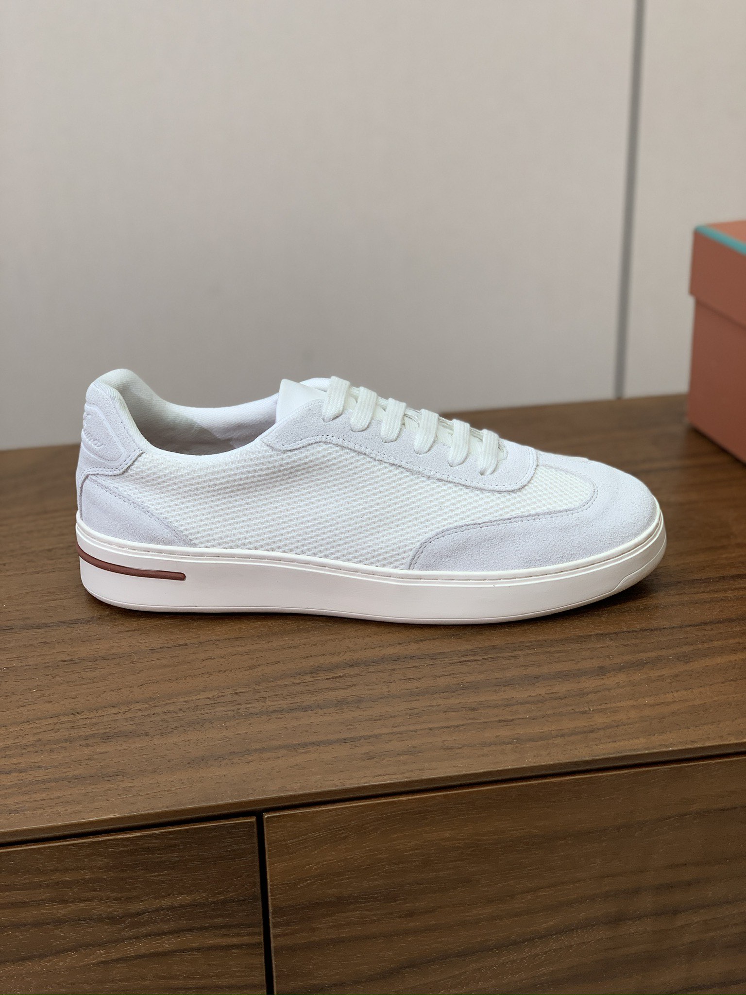 【Loro Piana】男款网面拼接休闲鞋。简约时尚，鞋面采用网面拼接牛反绒。羊皮垫脚。定制橡胶底。码数