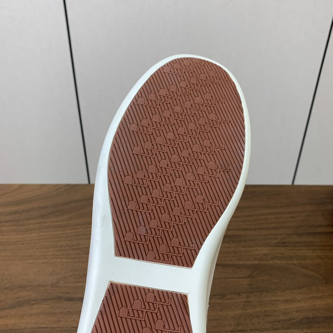 【Loro Piana】男款网面拼接休闲鞋。简约时尚，鞋面采用网面拼接牛反绒。羊皮垫脚。定制橡胶底。码数