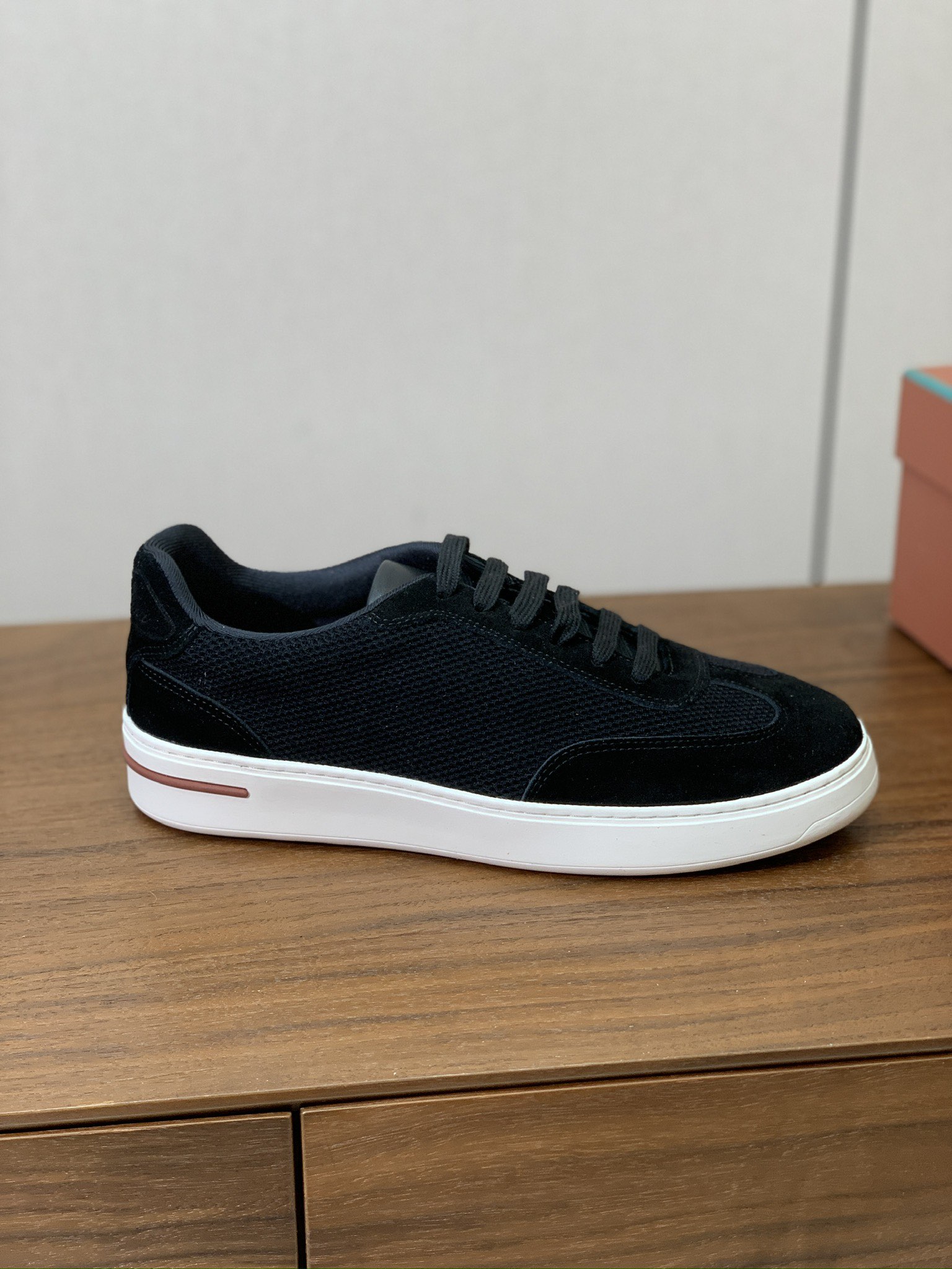 【Loro Piana】男款网面拼接休闲鞋。简约时尚，鞋面采用网面拼接牛反绒。羊皮垫脚。定制橡胶底。码数