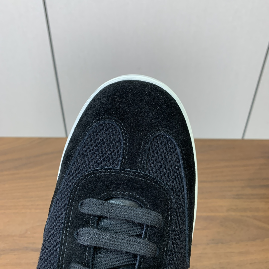 【Loro Piana】男款网面拼接休闲鞋。简约时尚，鞋面采用网面拼接牛反绒。羊皮垫脚。定制橡胶底。码数