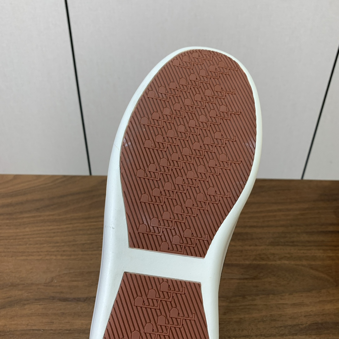 【Loro Piana】男款网面拼接休闲鞋。简约时尚，鞋面采用网面拼接牛反绒。羊皮垫脚。定制橡胶底。码数