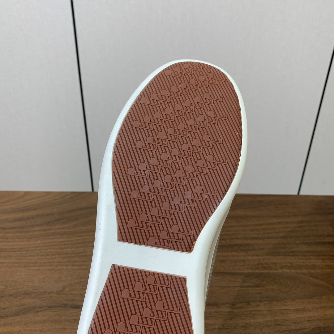 【Loro Piana】男款网面拼接休闲鞋。简约时尚，鞋面采用网面拼接牛反绒。羊皮垫脚。定制橡胶底。码数