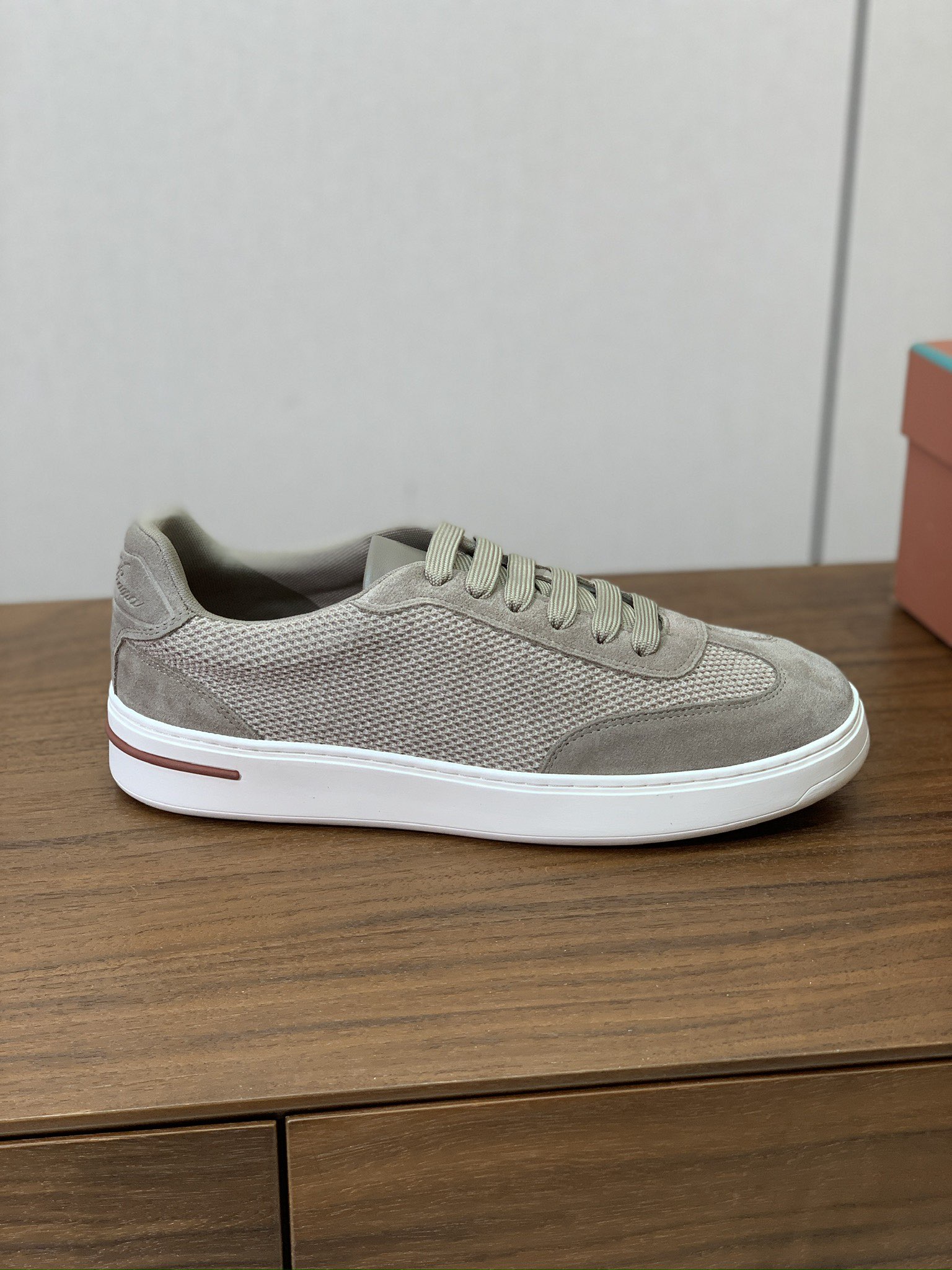 【Loro Piana】男款网面拼接休闲鞋。简约时尚，鞋面采用网面拼接牛反绒。羊皮垫脚。定制橡胶底。码数