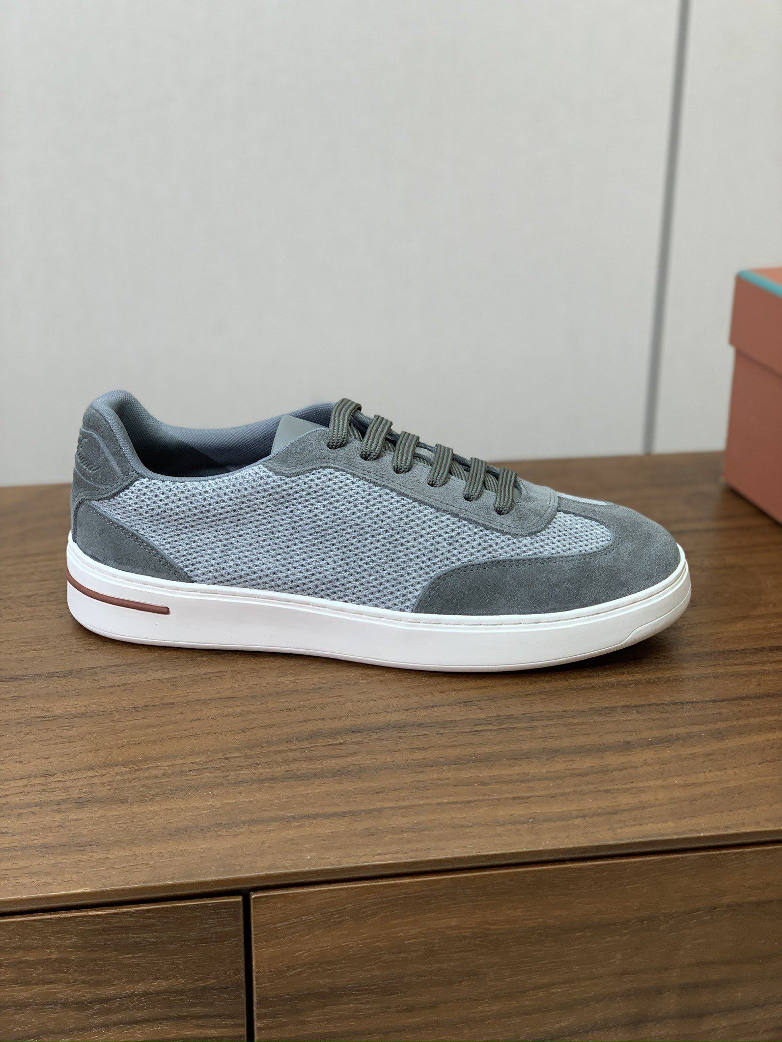 【Loro Piana】男款网面拼接休闲鞋。简约时尚，鞋面采用网面拼接牛反绒。羊皮垫脚。定制橡胶底。码数