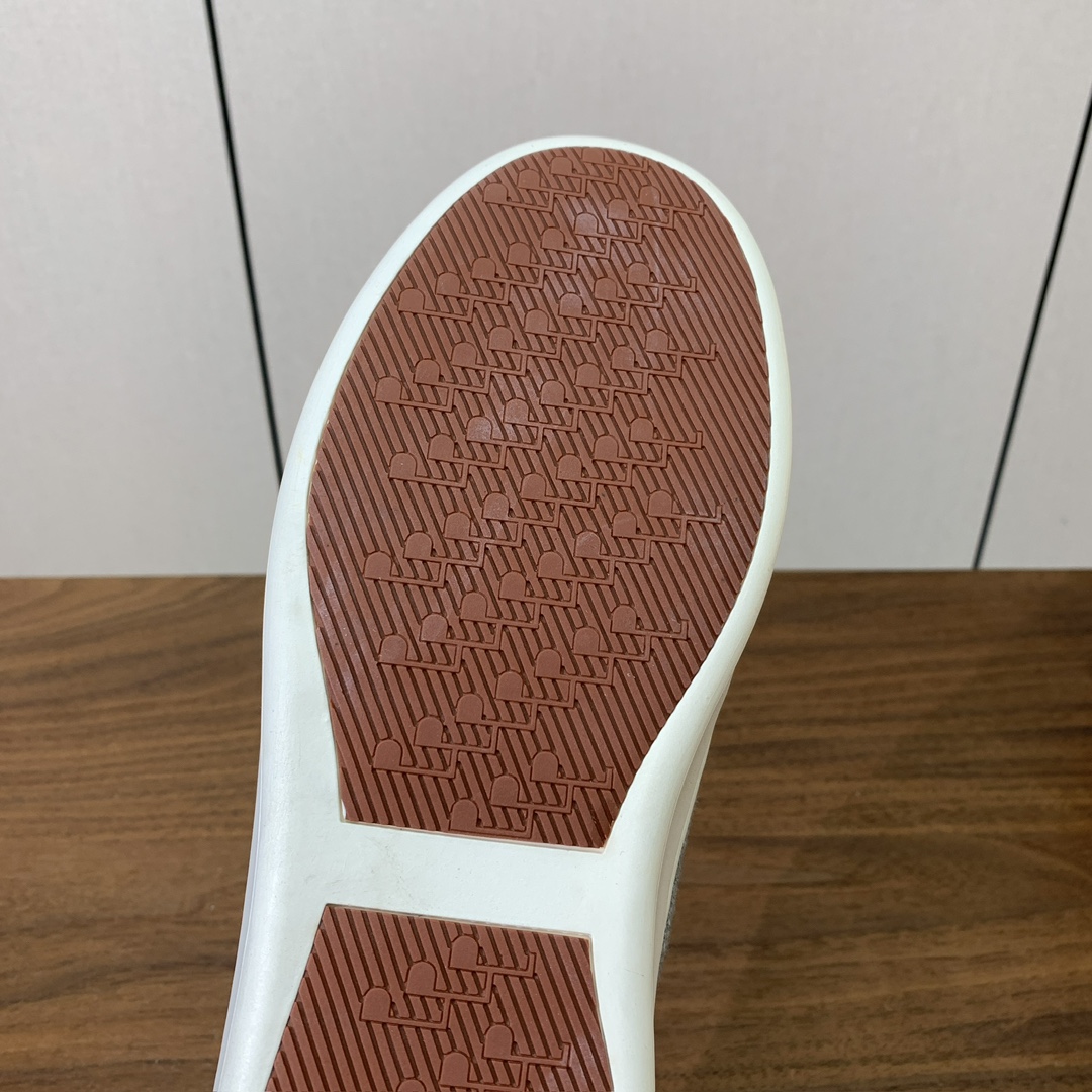 【Loro Piana】男款网面拼接休闲鞋。简约时尚，鞋面采用网面拼接牛反绒。羊皮垫脚。定制橡胶底。码数