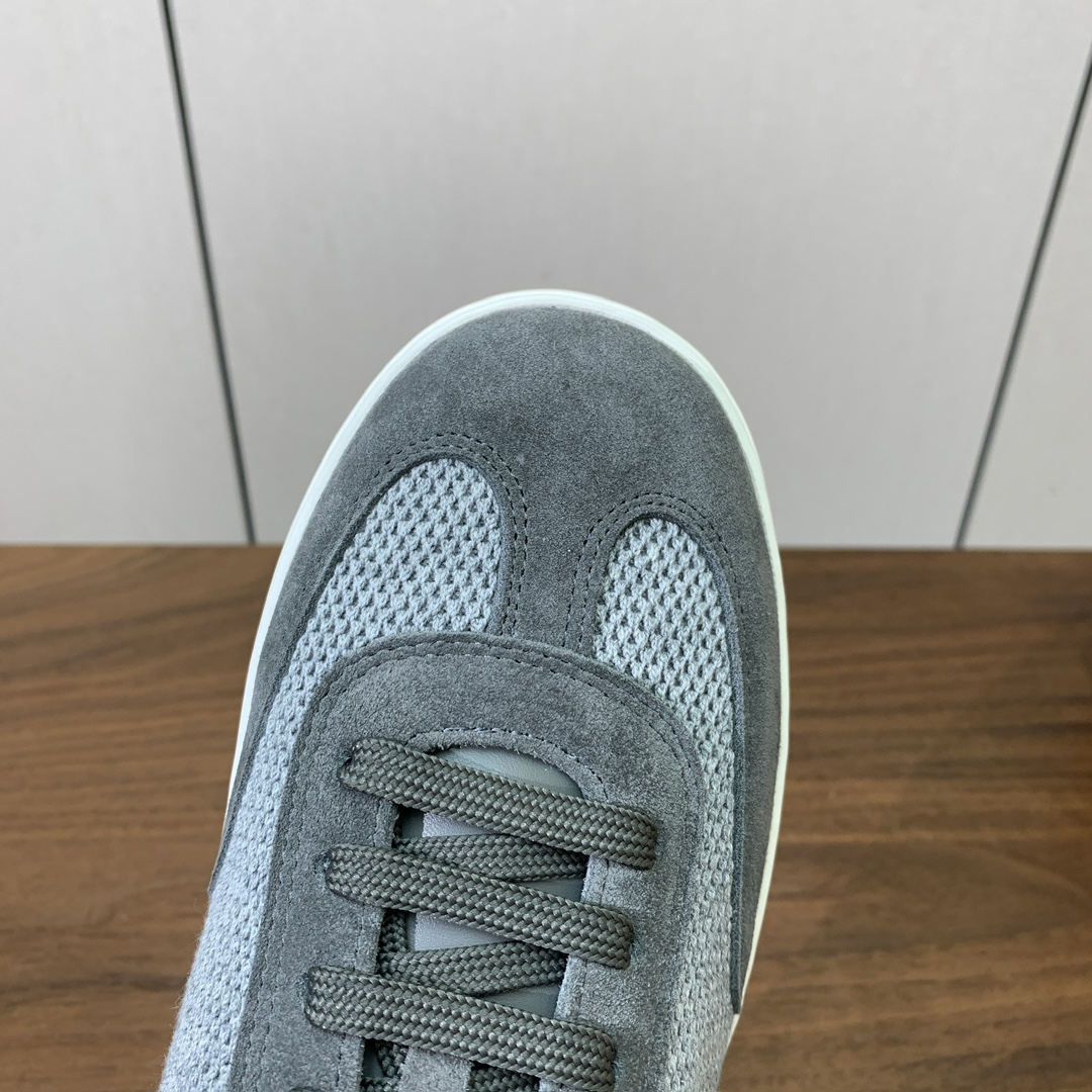 【Loro Piana】男款网面拼接休闲鞋。简约时尚，鞋面采用网面拼接牛反绒。羊皮垫脚。定制橡胶底。码数
