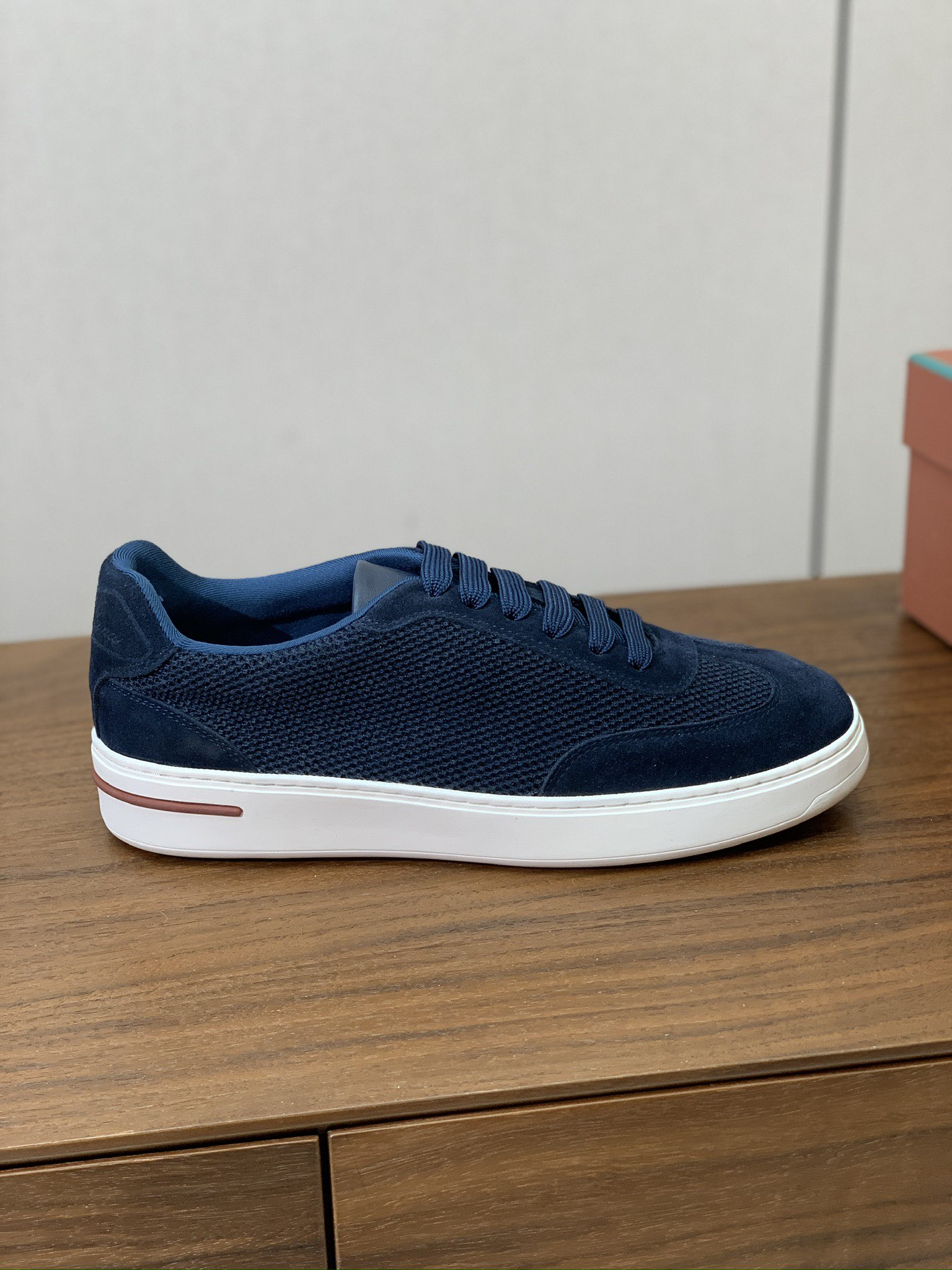 【Loro Piana】男款网面拼接休闲鞋。简约时尚，鞋面采用网面拼接牛反绒。羊皮垫脚。定制橡胶底。码数