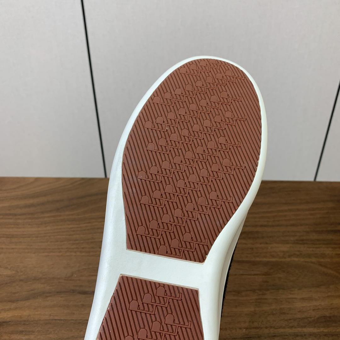 【Loro Piana】男款网面拼接休闲鞋。简约时尚，鞋面采用网面拼接牛反绒。羊皮垫脚。定制橡胶底。码数