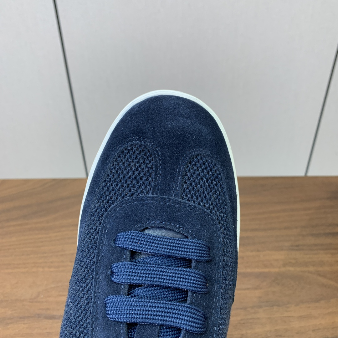 【Loro Piana】男款网面拼接休闲鞋。简约时尚，鞋面采用网面拼接牛反绒。羊皮垫脚。定制橡胶底。码数