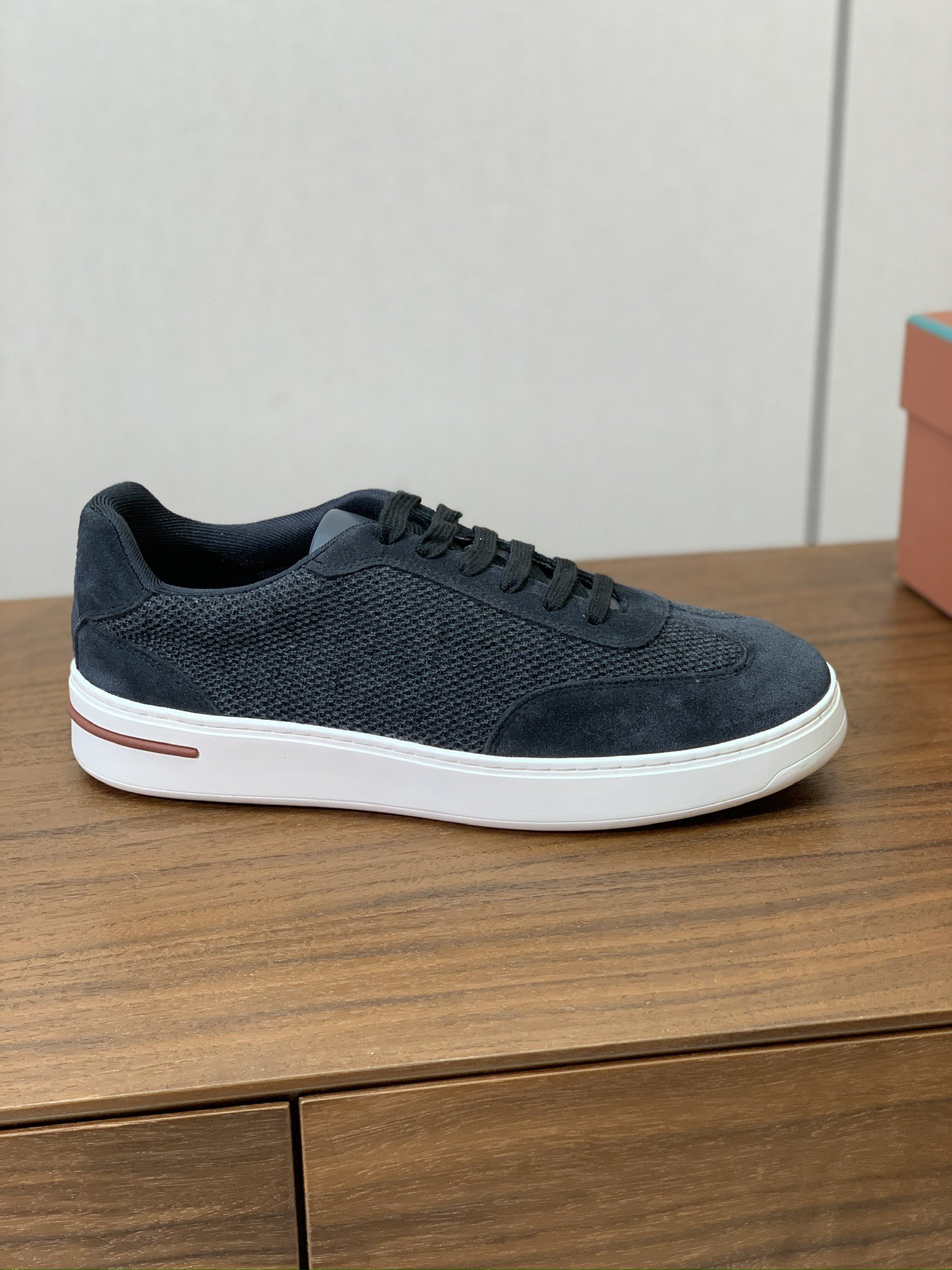 【Loro Piana】男款网面拼接休闲鞋。简约时尚，鞋面采用网面拼接牛反绒。羊皮垫脚。定制橡胶底。码数