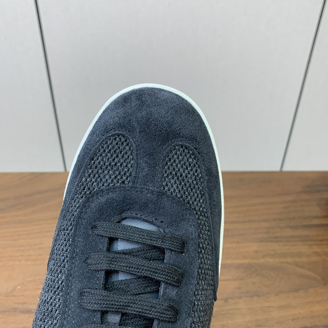【Loro Piana】男款网面拼接休闲鞋。简约时尚，鞋面采用网面拼接牛反绒。羊皮垫脚。定制橡胶底。码数