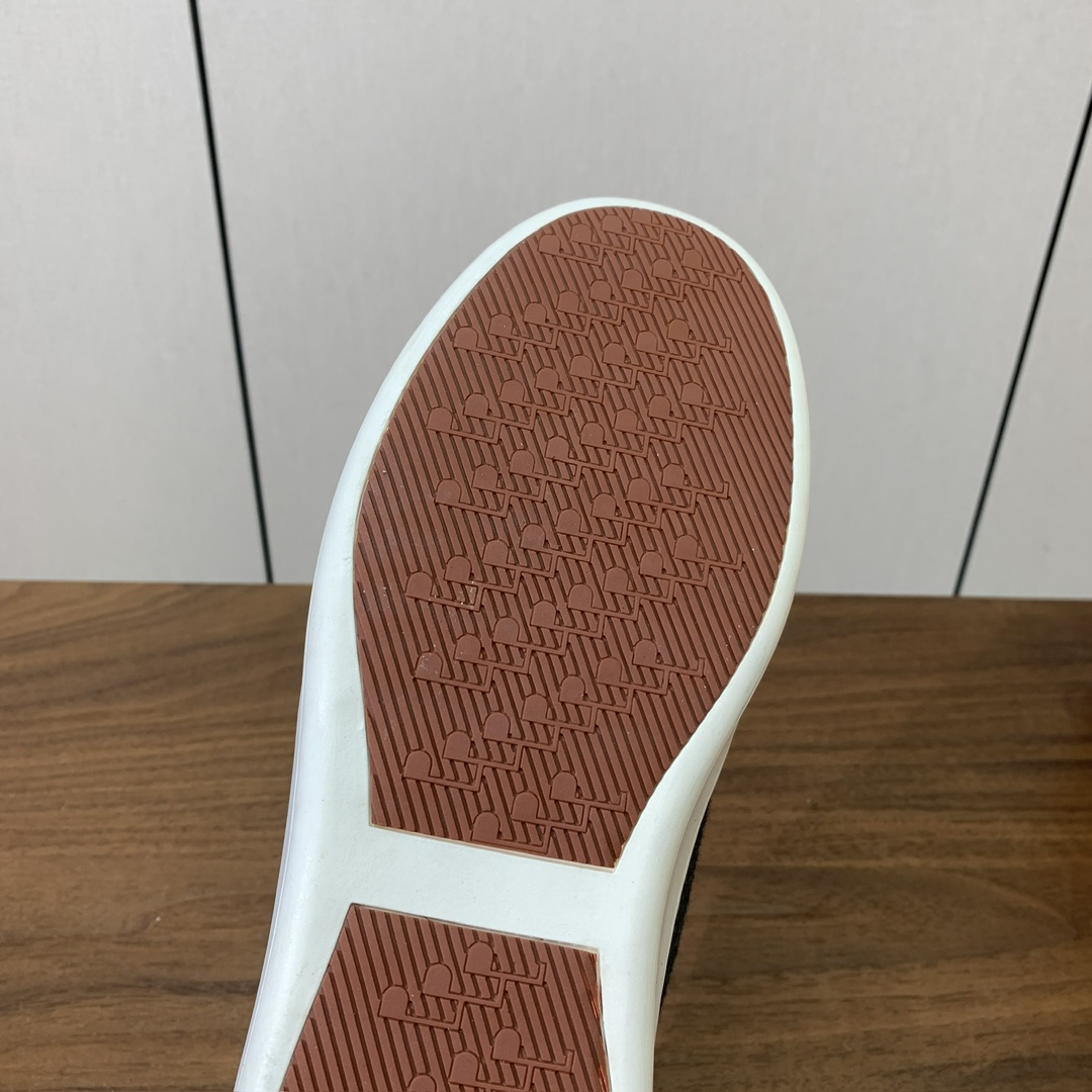 【Loro Piana】男款网面拼接休闲鞋。简约时尚，鞋面采用网面拼接牛反绒。羊皮垫脚。定制橡胶底。码数