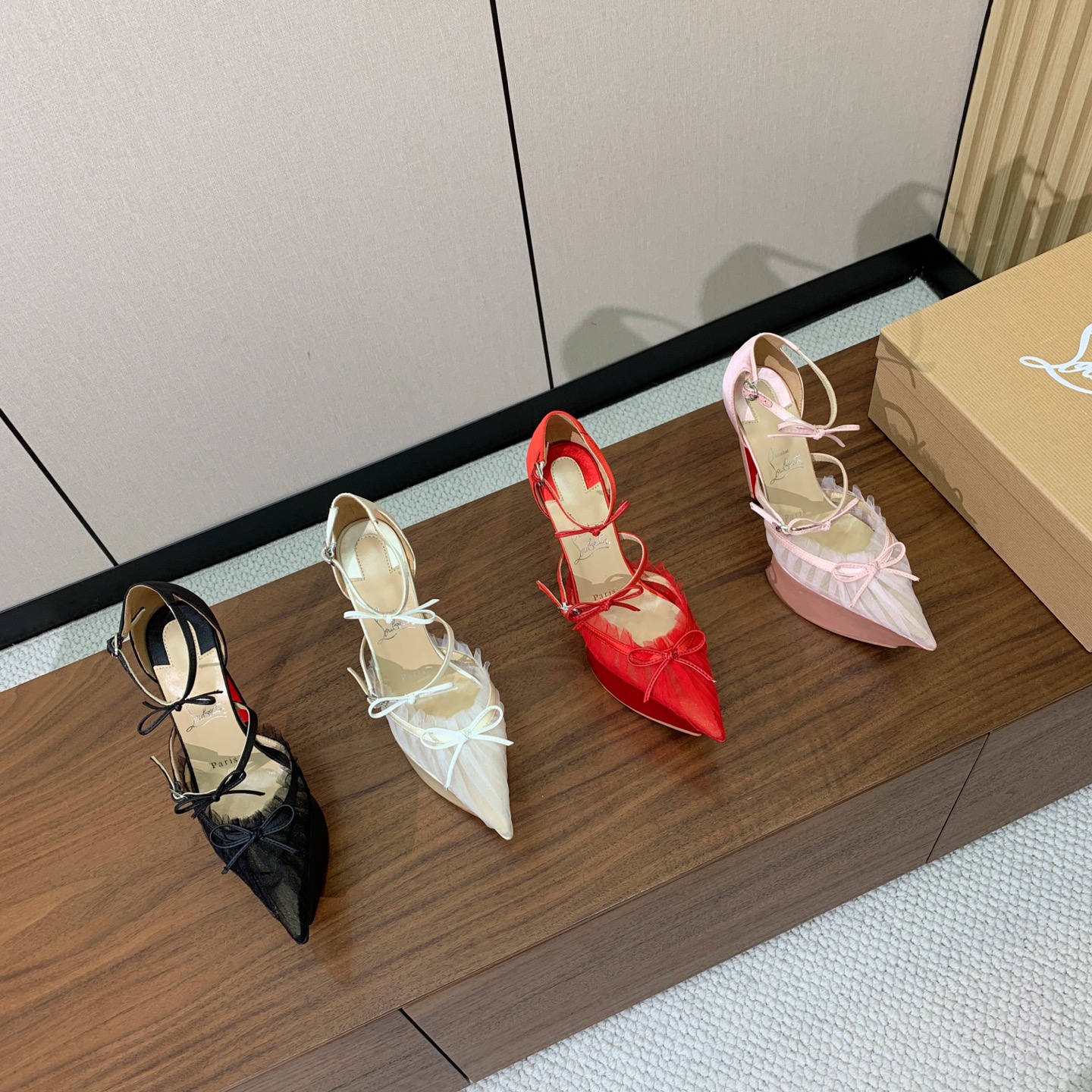 【Christian Loubout*n】时装走秀红底单鞋。上脚超美。鞋面蕾丝➕真丝，羊皮内里及垫脚。注