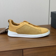 【Zegna】压纹一脚蹬休闲鞋。饰有标志性三重交叉松紧细节,灵感源于三重手缝线迹造型,彰显了杰尼亚的悠久 【Zegna】压纹一脚蹬休闲鞋。饰有标志性三重交叉松紧细节,灵感源于三重手缝线迹造型,彰显了杰尼亚的悠久