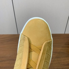 【Zegna】压纹一脚蹬休闲鞋。饰有标志性三重交叉松紧细节,灵感源于三重手缝线迹造型,彰显了杰尼亚的悠久 【Zegna】压纹一脚蹬休闲鞋。饰有标志性三重交叉松紧细节,灵感源于三重手缝线迹造型,彰显了杰尼亚的悠久