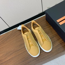 【Zegna】压纹一脚蹬休闲鞋。饰有标志性三重交叉松紧细节,灵感源于三重手缝线迹造型,彰显了杰尼亚的悠久 【Zegna】压纹一脚蹬休闲鞋。饰有标志性三重交叉松紧细节,灵感源于三重手缝线迹造型,彰显了杰尼亚的悠久