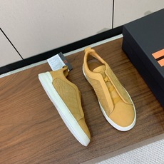 【Zegna】压纹一脚蹬休闲鞋。饰有标志性三重交叉松紧细节,灵感源于三重手缝线迹造型,彰显了杰尼亚的悠久 【Zegna】压纹一脚蹬休闲鞋。饰有标志性三重交叉松紧细节,灵感源于三重手缝线迹造型,彰显了杰尼亚的悠久