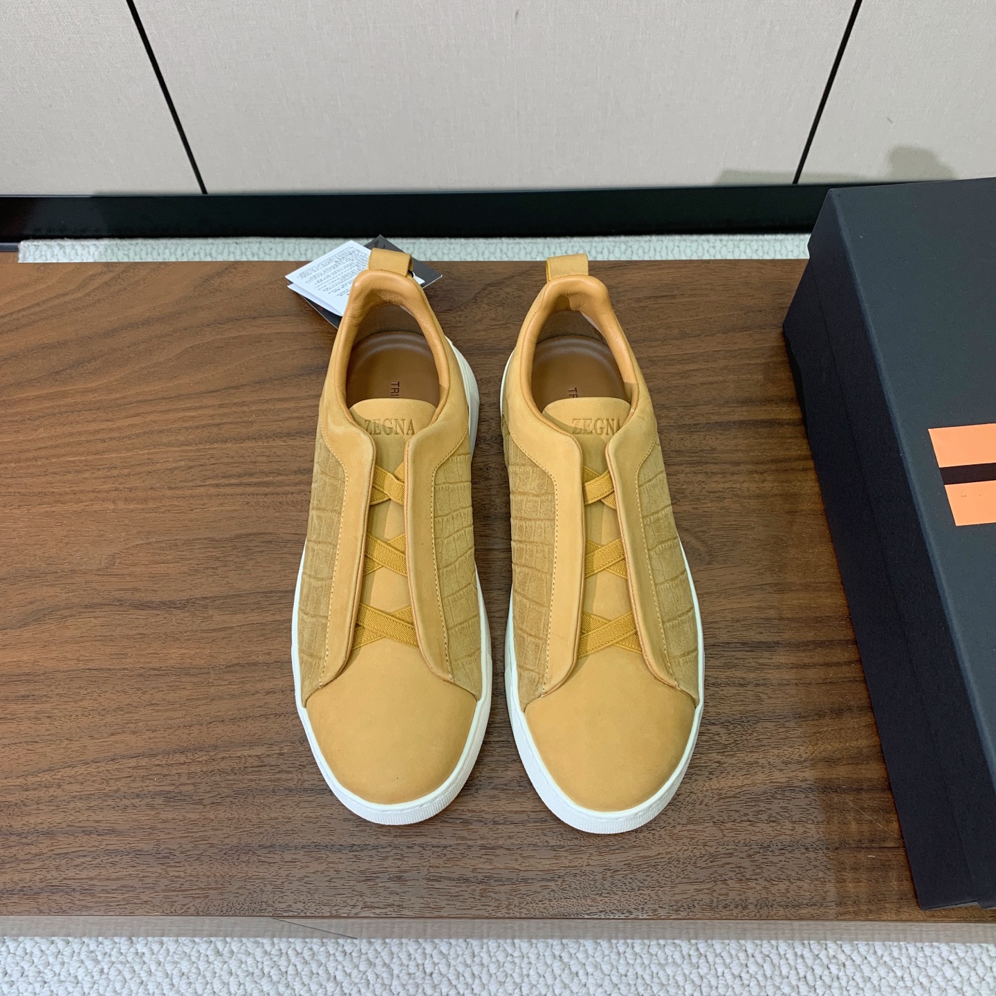 【Zegna】压纹一脚蹬休闲鞋。饰有标志性三重交叉松紧细节，灵感源于三重手缝线迹造型，彰显了杰尼亚的悠久