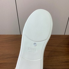 【Zegna】压纹一脚蹬休闲鞋。饰有标志性三重交叉松紧细节,灵感源于三重手缝线迹造型,彰显了杰尼亚的悠久 【Zegna】压纹一脚蹬休闲鞋。饰有标志性三重交叉松紧细节,灵感源于三重手缝线迹造型,彰显了杰尼亚的悠久