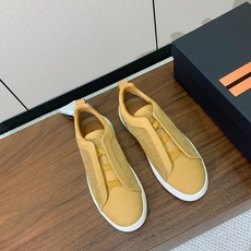 【Zegna】压纹一脚蹬休闲鞋。饰有标志性三重交叉松紧细节,灵感源于三重手缝线迹造型,彰显了杰尼亚的悠久 【Zegna】压纹一脚蹬休闲鞋。饰有标志性三重交叉松紧细节,灵感源于三重手缝线迹造型,彰显了杰尼亚的悠久
