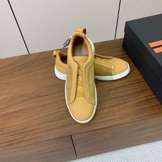 【Zegna】压纹一脚蹬休闲鞋。饰有标志性三重交叉松紧细节,灵感源于三重手缝线迹造型,彰显了杰尼亚的悠久 【Zegna】压纹一脚蹬休闲鞋。饰有标志性三重交叉松紧细节,灵感源于三重手缝线迹造型,彰显了杰尼亚的悠久