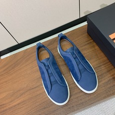 【Zegna】压纹一脚蹬休闲鞋。饰有标志性三重交叉松紧细节,灵感源于三重手缝线迹造型,彰显了杰尼亚的悠久 【Zegna】压纹一脚蹬休闲鞋。饰有标志性三重交叉松紧细节,灵感源于三重手缝线迹造型,彰显了杰尼亚的悠久