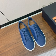 【Zegna】压纹一脚蹬休闲鞋。饰有标志性三重交叉松紧细节,灵感源于三重手缝线迹造型,彰显了杰尼亚的悠久 【Zegna】压纹一脚蹬休闲鞋。饰有标志性三重交叉松紧细节,灵感源于三重手缝线迹造型,彰显了杰尼亚的悠久