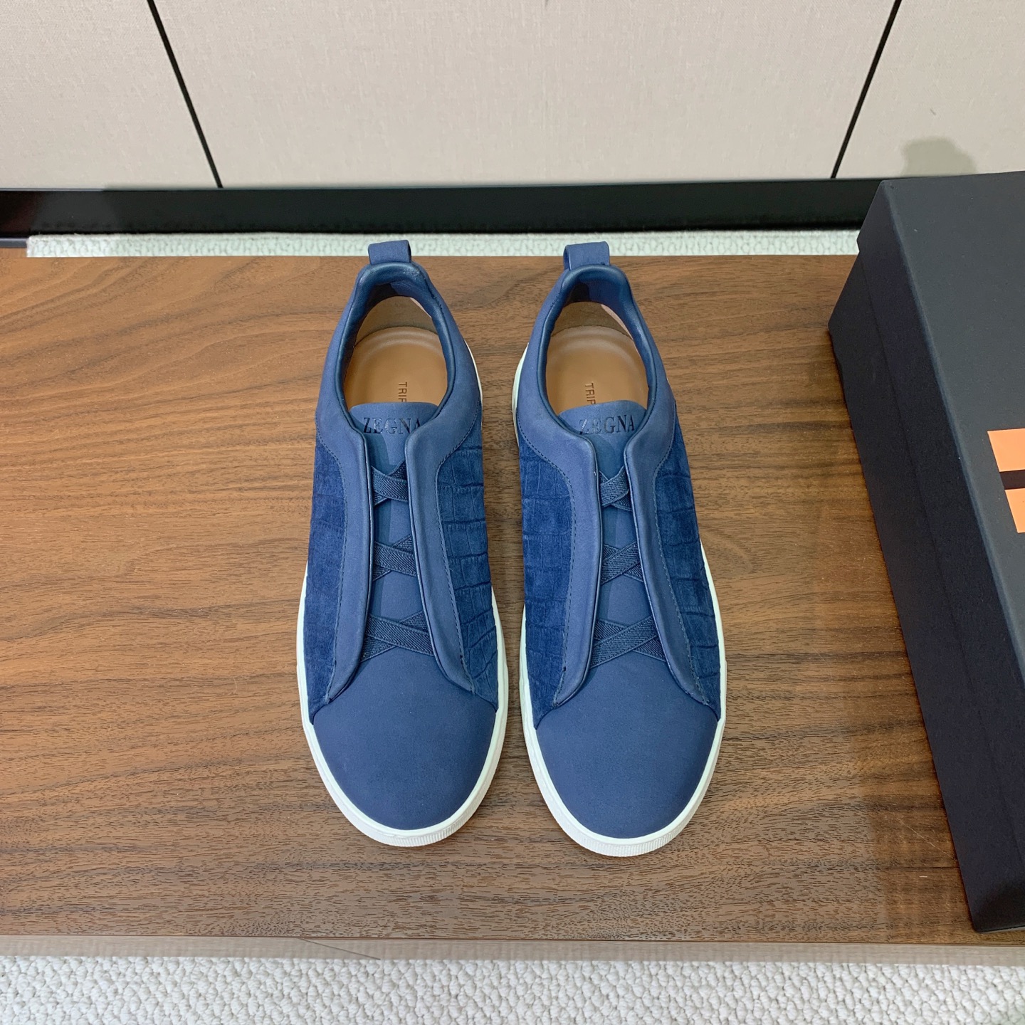 【Zegna】压纹一脚蹬休闲鞋。饰有标志性三重交叉松紧细节，灵感源于三重手缝线迹造型，彰显了杰尼亚的悠久