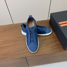 【Zegna】压纹一脚蹬休闲鞋。饰有标志性三重交叉松紧细节,灵感源于三重手缝线迹造型,彰显了杰尼亚的悠久 【Zegna】压纹一脚蹬休闲鞋。饰有标志性三重交叉松紧细节,灵感源于三重手缝线迹造型,彰显了杰尼亚的悠久
