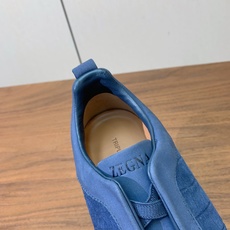 【Zegna】压纹一脚蹬休闲鞋。饰有标志性三重交叉松紧细节,灵感源于三重手缝线迹造型,彰显了杰尼亚的悠久 【Zegna】压纹一脚蹬休闲鞋。饰有标志性三重交叉松紧细节,灵感源于三重手缝线迹造型,彰显了杰尼亚的悠久