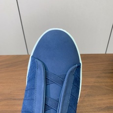 【Zegna】压纹一脚蹬休闲鞋。饰有标志性三重交叉松紧细节,灵感源于三重手缝线迹造型,彰显了杰尼亚的悠久 【Zegna】压纹一脚蹬休闲鞋。饰有标志性三重交叉松紧细节,灵感源于三重手缝线迹造型,彰显了杰尼亚的悠久