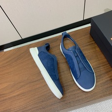 【Zegna】压纹一脚蹬休闲鞋。饰有标志性三重交叉松紧细节,灵感源于三重手缝线迹造型,彰显了杰尼亚的悠久 【Zegna】压纹一脚蹬休闲鞋。饰有标志性三重交叉松紧细节,灵感源于三重手缝线迹造型,彰显了杰尼亚的悠久