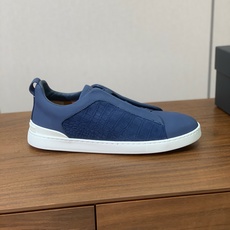 【Zegna】压纹一脚蹬休闲鞋。饰有标志性三重交叉松紧细节,灵感源于三重手缝线迹造型,彰显了杰尼亚的悠久 【Zegna】压纹一脚蹬休闲鞋。饰有标志性三重交叉松紧细节,灵感源于三重手缝线迹造型,彰显了杰尼亚的悠久