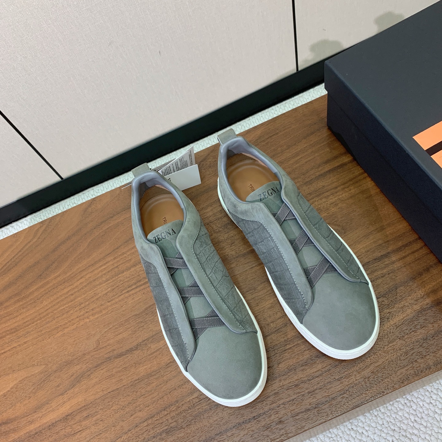 【Zegna】压纹一脚蹬休闲鞋。饰有标志性三重交叉松紧细节，灵感源于三重手缝线迹造型，彰显了杰尼亚的悠久