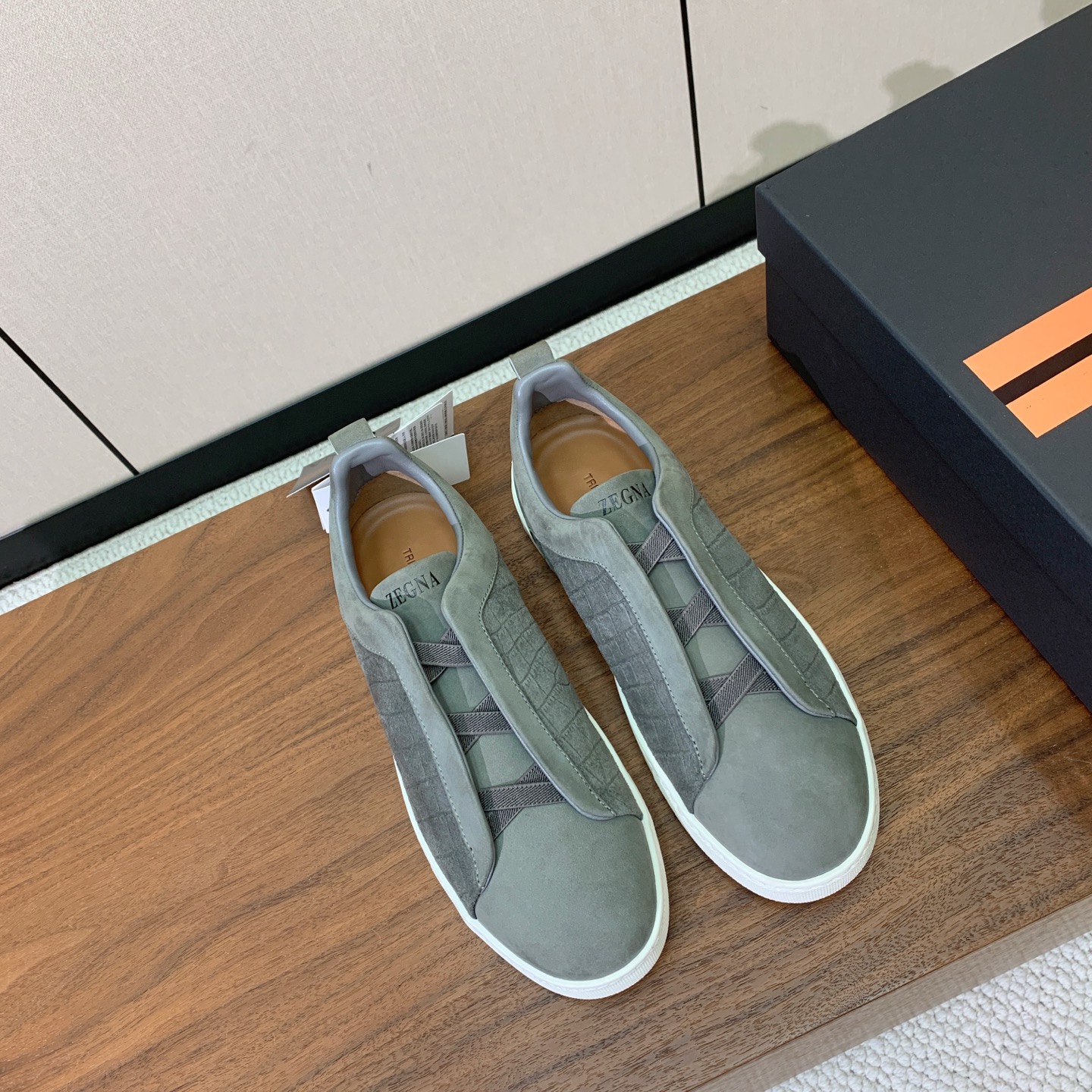 【Zegna】压纹一脚蹬休闲鞋。饰有标志性三重交叉松紧细节，灵感源于三重手缝线迹造型，彰显了杰尼亚的悠久