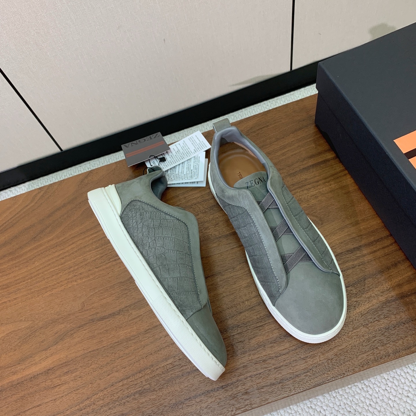 【Zegna】压纹一脚蹬休闲鞋。饰有标志性三重交叉松紧细节，灵感源于三重手缝线迹造型，彰显了杰尼亚的悠久