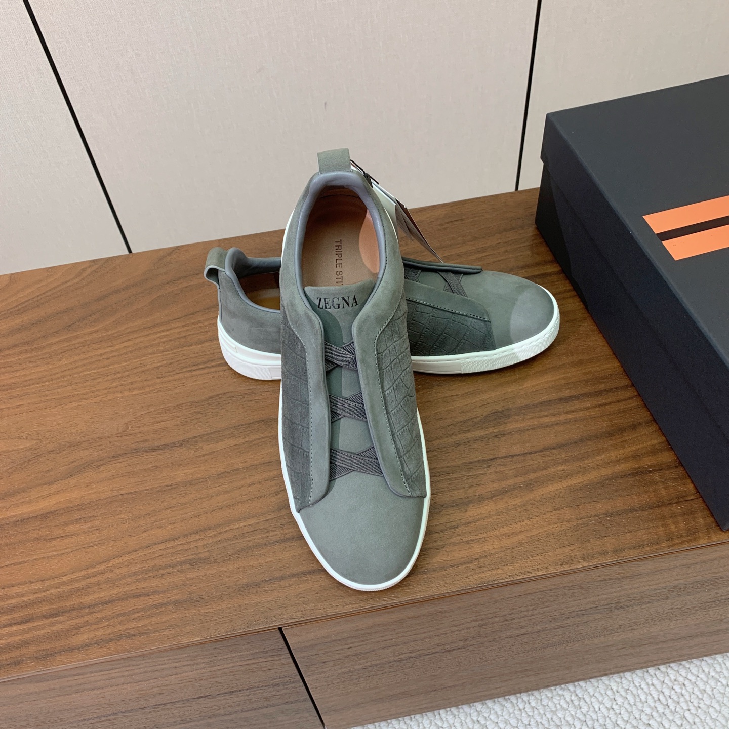 【Zegna】压纹一脚蹬休闲鞋。饰有标志性三重交叉松紧细节，灵感源于三重手缝线迹造型，彰显了杰尼亚的悠久