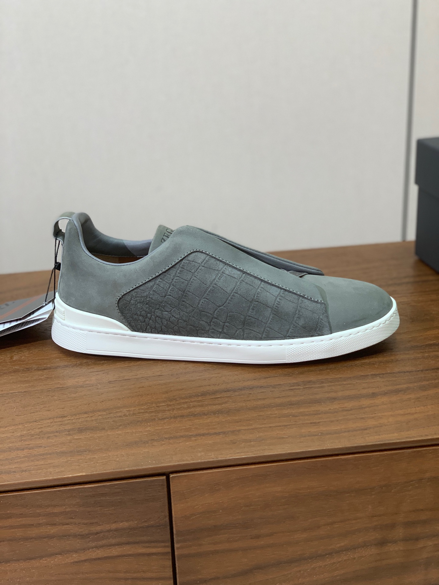 【Zegna】压纹一脚蹬休闲鞋。饰有标志性三重交叉松紧细节，灵感源于三重手缝线迹造型，彰显了杰尼亚的悠久