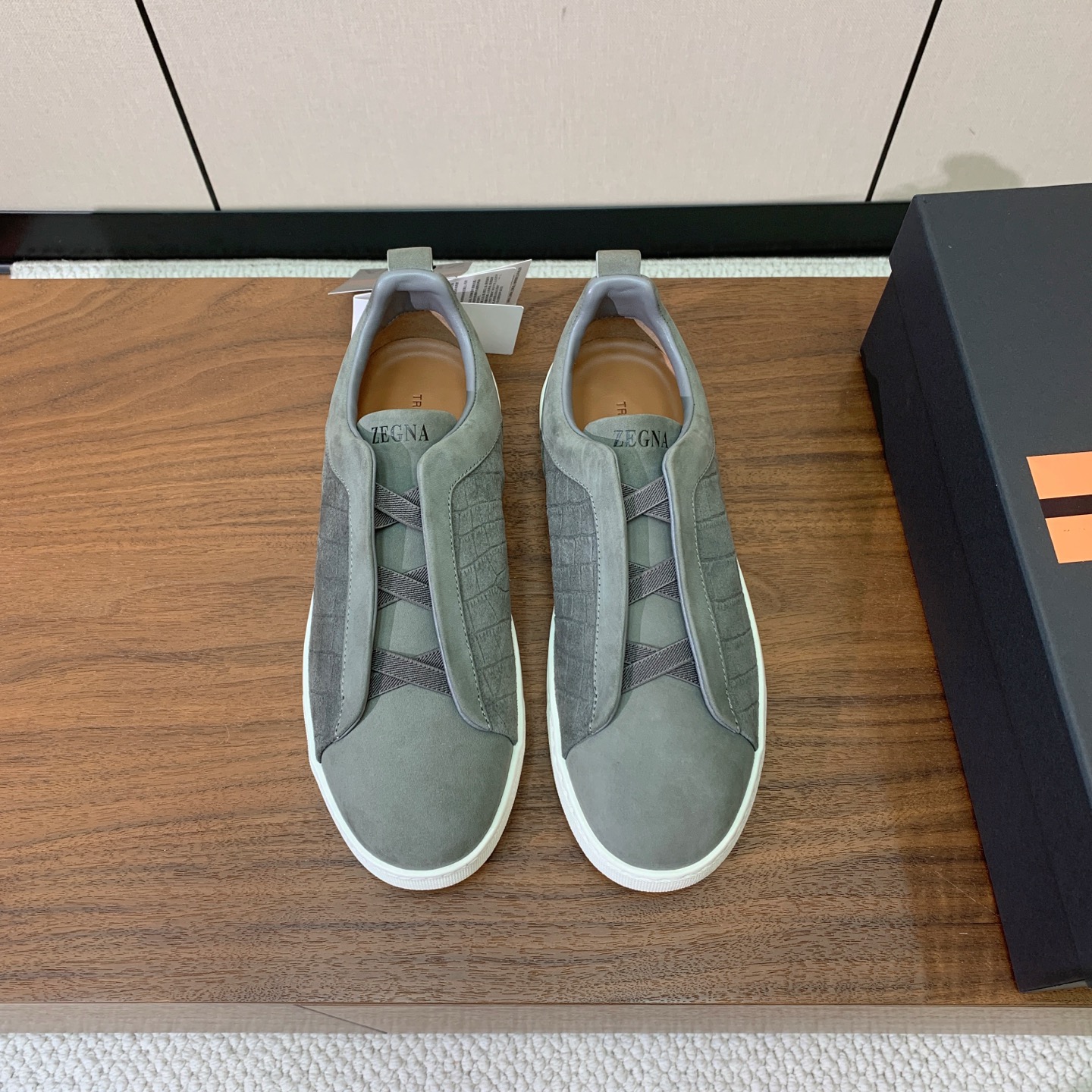 【Zegna】压纹一脚蹬休闲鞋。饰有标志性三重交叉松紧细节，灵感源于三重手缝线迹造型，彰显了杰尼亚的悠久