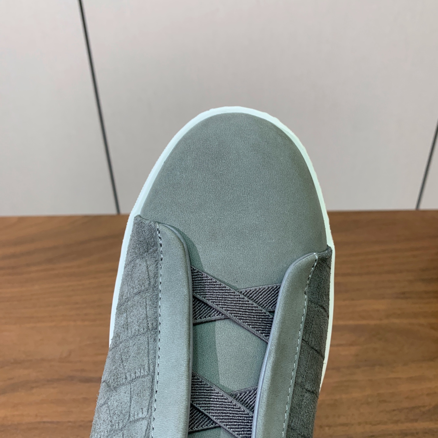 【Zegna】压纹一脚蹬休闲鞋。饰有标志性三重交叉松紧细节，灵感源于三重手缝线迹造型，彰显了杰尼亚的悠久