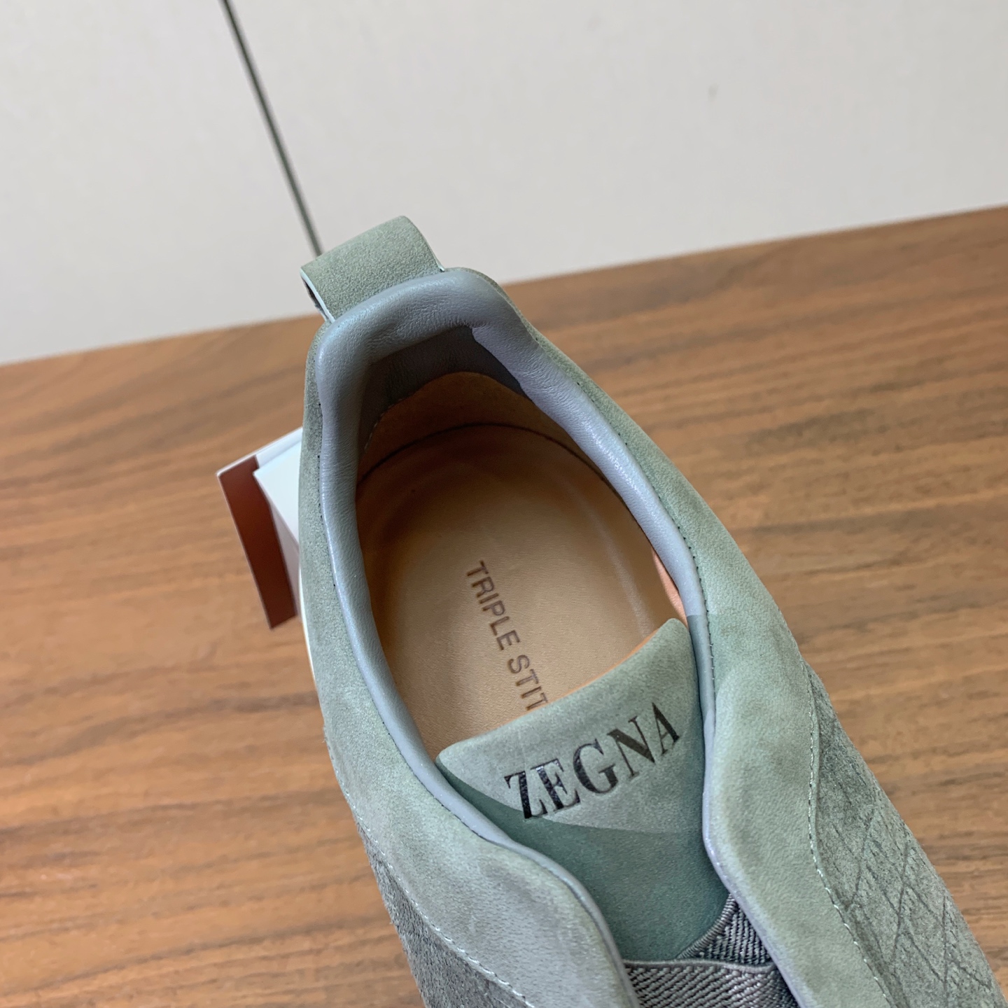 【Zegna】压纹一脚蹬休闲鞋。饰有标志性三重交叉松紧细节，灵感源于三重手缝线迹造型，彰显了杰尼亚的悠久