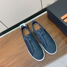 【Zegna】压纹一脚蹬休闲鞋。饰有标志性三重交叉松紧细节,灵感源于三重手缝线迹造型,彰显了杰尼亚的悠久 【Zegna】压纹一脚蹬休闲鞋。饰有标志性三重交叉松紧细节,灵感源于三重手缝线迹造型,彰显了杰尼亚的悠久