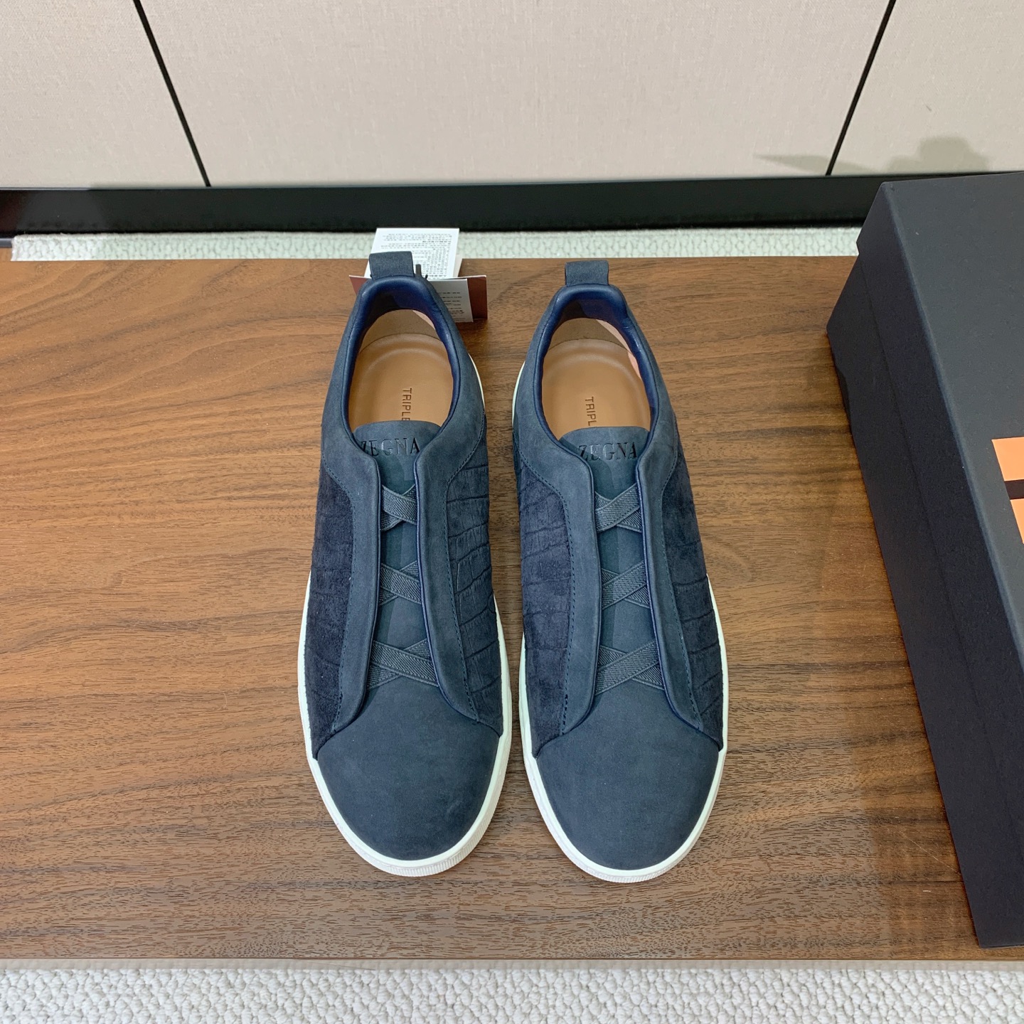 【Zegna】压纹一脚蹬休闲鞋。饰有标志性三重交叉松紧细节，灵感源于三重手缝线迹造型，彰显了杰尼亚的悠久