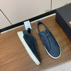 【Zegna】压纹一脚蹬休闲鞋。饰有标志性三重交叉松紧细节,灵感源于三重手缝线迹造型,彰显了杰尼亚的悠久 【Zegna】压纹一脚蹬休闲鞋。饰有标志性三重交叉松紧细节,灵感源于三重手缝线迹造型,彰显了杰尼亚的悠久