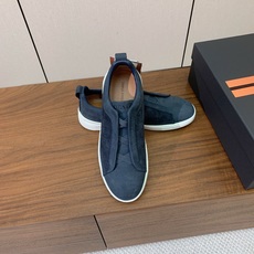 【Zegna】压纹一脚蹬休闲鞋。饰有标志性三重交叉松紧细节,灵感源于三重手缝线迹造型,彰显了杰尼亚的悠久 【Zegna】压纹一脚蹬休闲鞋。饰有标志性三重交叉松紧细节,灵感源于三重手缝线迹造型,彰显了杰尼亚的悠久