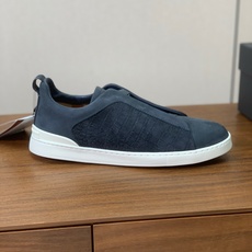 【Zegna】压纹一脚蹬休闲鞋。饰有标志性三重交叉松紧细节,灵感源于三重手缝线迹造型,彰显了杰尼亚的悠久 【Zegna】压纹一脚蹬休闲鞋。饰有标志性三重交叉松紧细节,灵感源于三重手缝线迹造型,彰显了杰尼亚的悠久