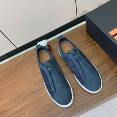 【Zegna】压纹一脚蹬休闲鞋。饰有标志性三重交叉松紧细节,灵感源于三重手缝线迹造型,彰显了杰尼亚的悠久 【Zegna】压纹一脚蹬休闲鞋。饰有标志性三重交叉松紧细节,灵感源于三重手缝线迹造型,彰显了杰尼亚的悠久